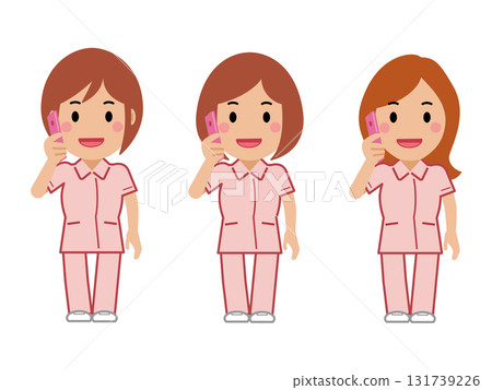 一位身穿粉紅色制服的女護士正在用智慧型手機打電話 131739226