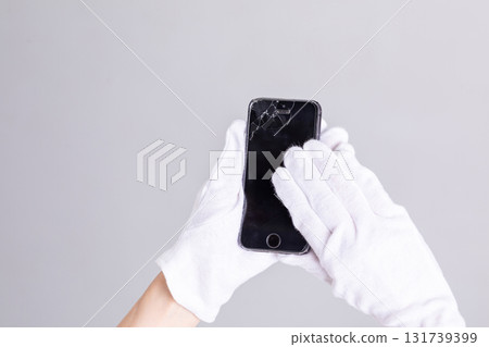 Hand holding a broken smartphone 131739399