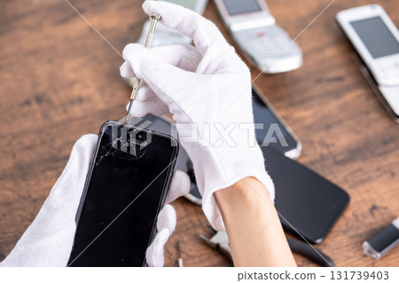 Repairing a smartphone 131739403
