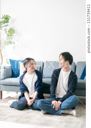 在家休息的年輕男女 131739411