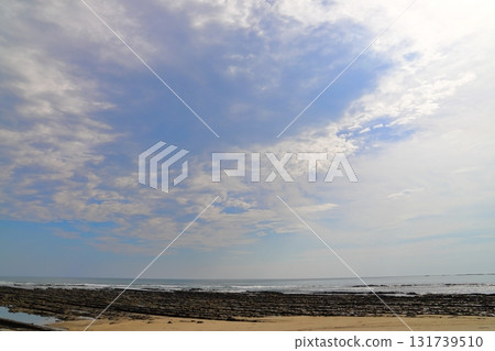 白濱海,多雲的天空,太陽 白濱海,多雲的天空,太陽 131739510