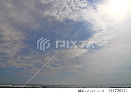 白濱海,多雲的天空,太陽 白濱海,多雲的天空,太陽 131739511