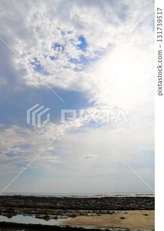 白濱海，多雲的天空，太陽 131739517