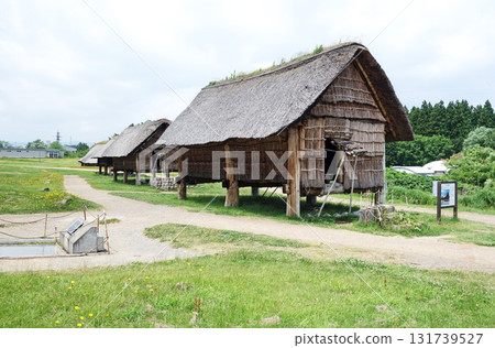 三內丸山遺址（修復後的柱洞建築）（青森縣青森市） 131739527