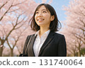 Newly employed women and cherry blossoms in full bloom 131740064