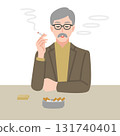 一位老人正在抽煙 131740401