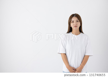 白色背景前表情嚴肅的年輕女子 131740655