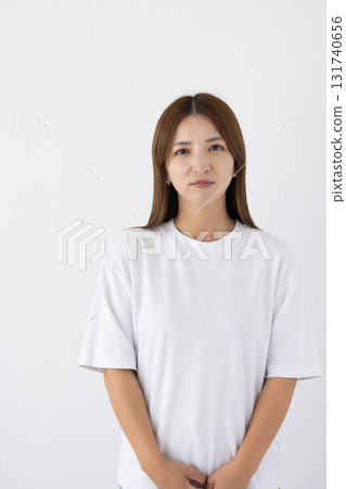 白色背景前表情嚴肅的年輕女子 131740656