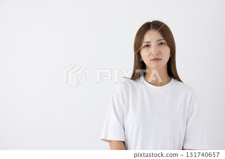 白色背景前表情嚴肅的年輕女子 131740657