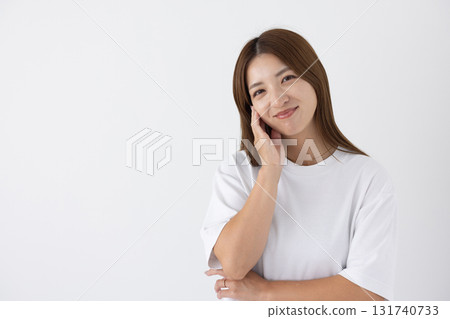 年輕女子在白色背景前微笑 131740733