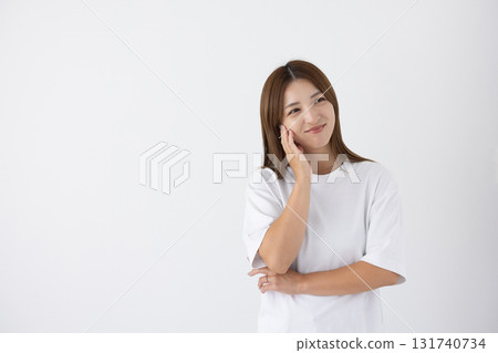 年輕女子在白色背景前微笑 131740734