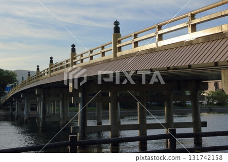 Seta no Karahashi Bridge with the setting sun dazzlingly reflected on the railings Seta no Karahashi Bridge with the setting sun dazzlingly reflected on the railings 131742158