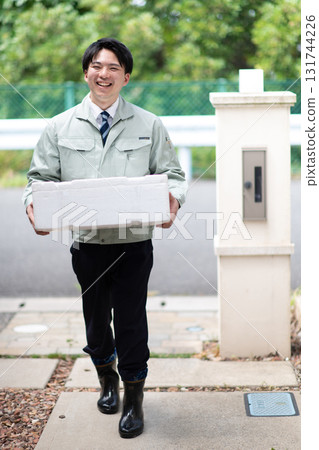 Employee carrying cold items 131744226