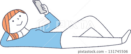 一名女子躺著看智慧型手機 一名女子躺著看智慧型手機 131745506