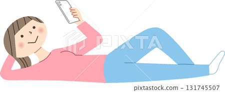 一名女子躺著看智慧型手機 一名女子躺著看智慧型手機 131745507