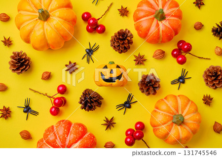 黃色背景的萬聖節裝飾品 131745546