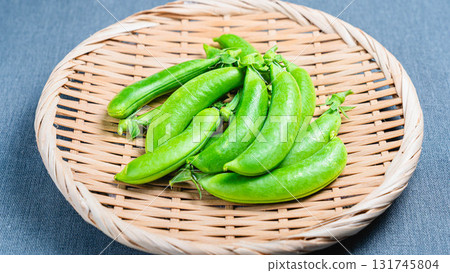 Snap peas 131745804