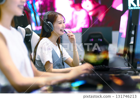E-sports woman playing online games 131746213