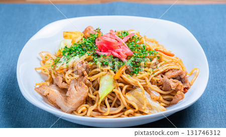 Home-style fried noodles with plenty of vegetables 131746312