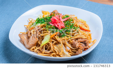 Home-style fried noodles with plenty of vegetables 131746313