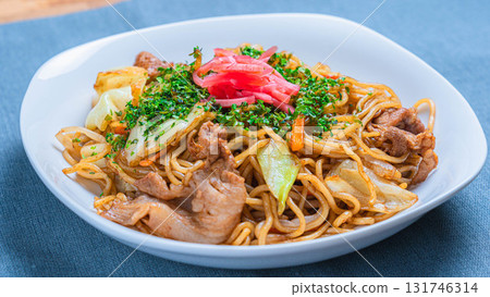 Home-style fried noodles with plenty of vegetables 131746314