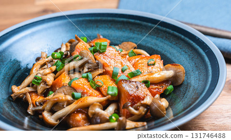 Stir-fried salmon and mushrooms with butter 131746488