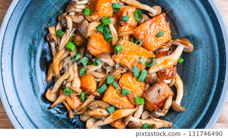 奶油炒鮭魚和蘑菇 131746490