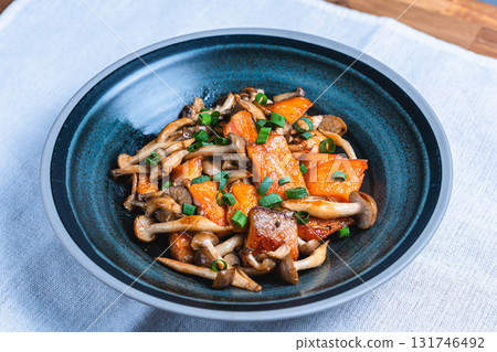 奶油炒鮭魚和蘑菇 131746492