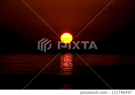 <素材> 秋日海上的夕陽和海上的燈塔 <素材> 秋日海上的夕陽和海上的燈塔 131746497