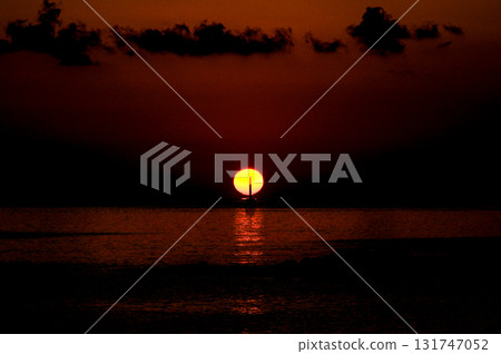 <素材> 秋日海上的夕陽和海上的燈塔 <素材> 秋日海上的夕陽和海上的燈塔 131747052