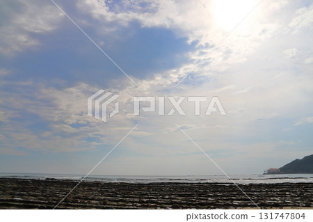 白濱海,多雲的天空,太陽 白濱海,多雲的天空,太陽 131747804