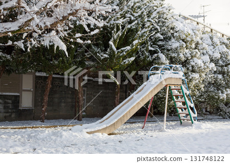 冬季公園滑梯 131748122