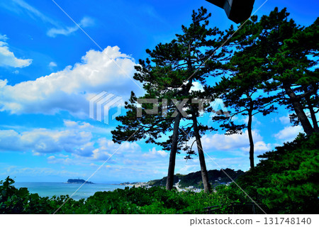 從稻村崎公園看湘南海岸、相模灣和江之島,白雲 從稻村崎公園看湘南海岸、相模灣和江之島,白雲 131748140
