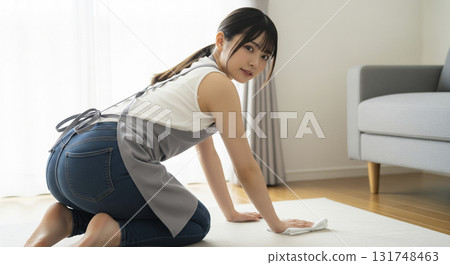 一名婦女四肢著地進行清潔 131748463