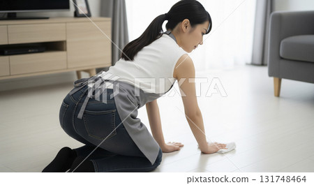 一名婦女四肢著地進行清潔 131748464