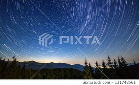 星空,星跡線性,圍繞北極星旋轉 星空,星跡線性,圍繞北極星旋轉 131748561