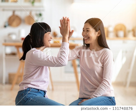 母親和孩子在家中擊掌 母親和孩子在家中擊掌 131748876