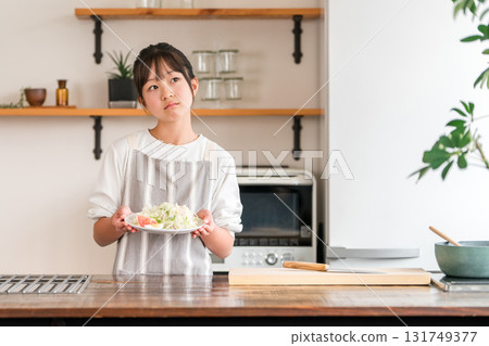 孩子,女孩,孩子們在廚房裡拿著蔬菜(困擾,不喜歡蔬菜,喜歡和不喜歡) 孩子,女孩,孩子們在廚房裡拿著蔬菜(困擾,不喜歡蔬菜,喜歡和不喜歡) 131749377