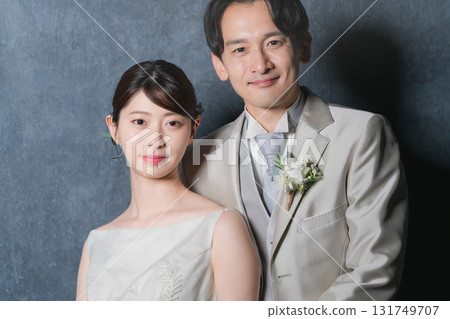 新娘和新郎互相擁抱婚禮圖像 新娘和新郎互相擁抱婚禮圖像 131749707