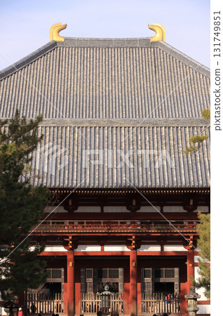 Todaiji Temple's inner gate and the roof of the Great Buddha Hall Todaiji Temple's inner gate and the roof of the Great Buddha Hall 131749851