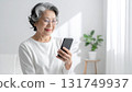 看智能手機的資深女性 131749937