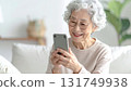 看智能手機的資深女性 131749938