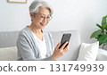 看智能手機的資深女性 131749939