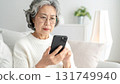 看智能手機的資深女性 131749940