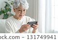 看智能手機的資深女性 131749941