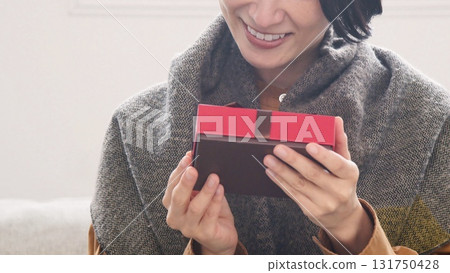 Present woman image 131750428