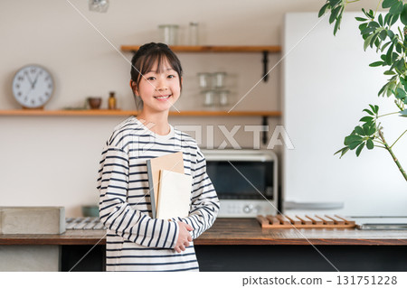家裡有書本和課本的兒童、小學生、國中生、高中生 家裡有書本和課本的兒童、小學生、國中生、高中生 131751228