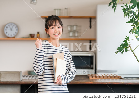 Children, elementary school students, junior high school students, and high school students posing with books and textbooks at home Children, elementary school students, junior high school students, and high school students posing with books and textbooks at home 131751231