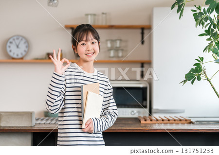 Children, elementary school students, junior high school students, and high school students holding books and textbooks at home Children, elementary school students, junior high school students, and high school students holding books and textbooks at home 131751233