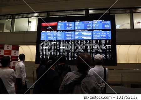 Tokyo Stock Exchange and its people 131752112